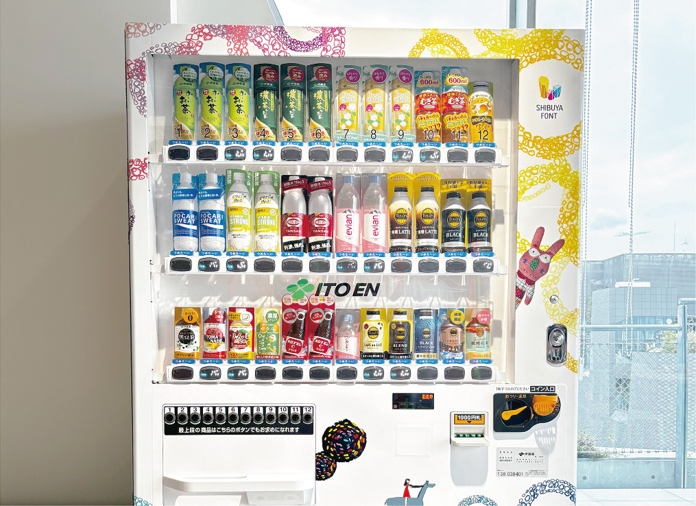 シブヤフォントでラッピングされた自動販売機
